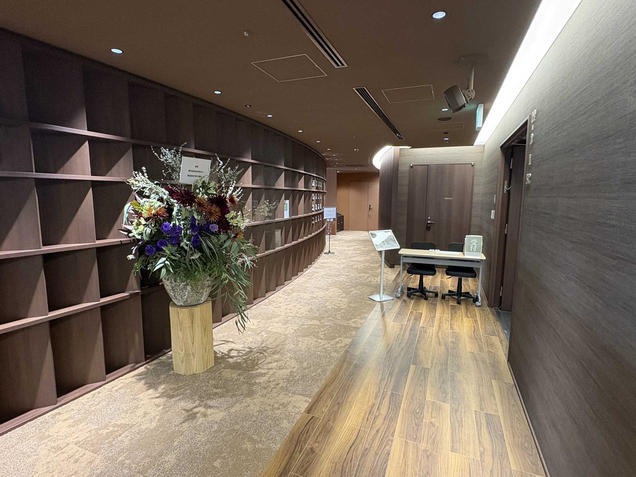 フロア内観