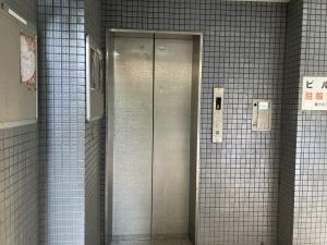 ナポリ東三国ビル　1階エレベーター