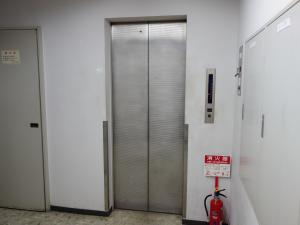 道修町ビルエレベーター