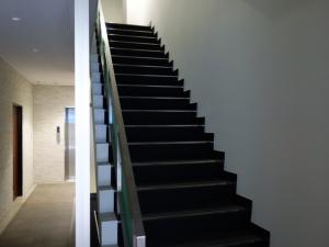 太陽マークビル階段