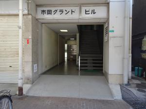 市岡グランドビル旧館エントランス