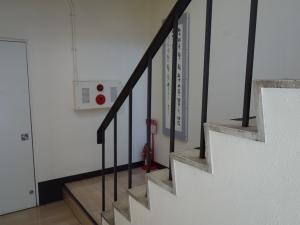 野上ビルＷＨＩＴＥ　ＣＵＢＥ階段