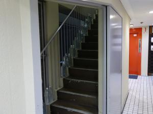 アルファ心斎橋ビル階段