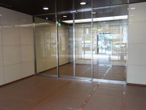 三井住友銀行南森町ビルエントランス