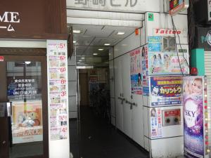 野崎ビルエントランス