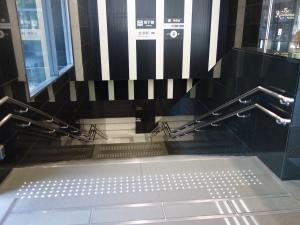 Ｔｈｅ　Ｋｉｔａｈａｍａ地下鉄出入口