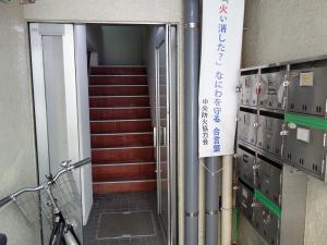 園部ビルエントランス