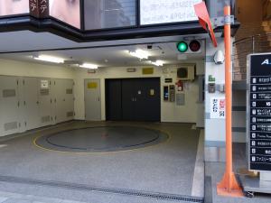 ＡＸＩＳ南森町ビル立体駐車場