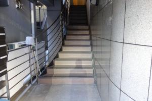 中津インタービル階段
