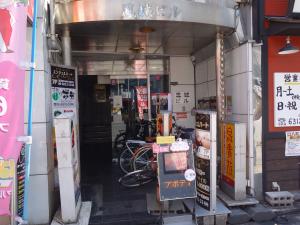 鳳城ビルエントランス