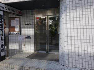 河崎ビルエントランス