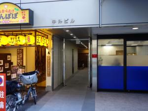 中外ビルエントランス