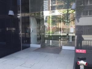高六大阪ビルエントランス