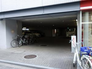 進和江坂ビル駐車場