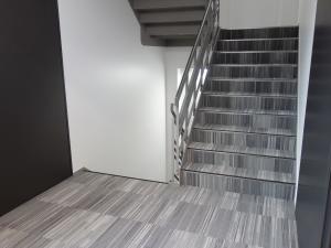 京橋フロントビル階段