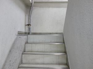 日宝立売堀ビル階段