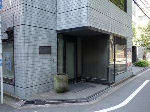 第一住建裁判所前ビルエントランス