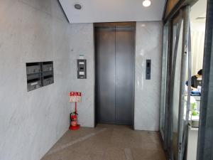 西塚ビルエレベーター