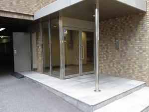 芦池第３ビルエントランス