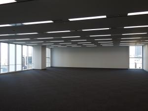 難波サンケイビル室内