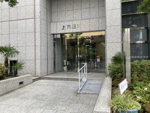 上六日光ビルエントランス