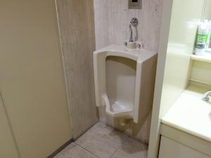 飛栄創建ビル男子トイレ
