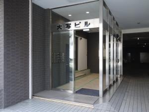 大写ビルエントランス