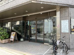 ロイヤルクイーンビル　正面玄関