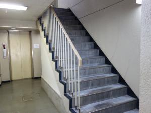 池芳ビル階段
