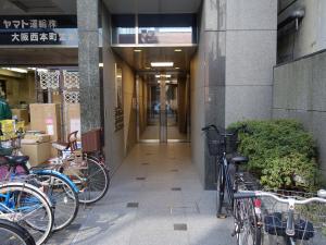 古久根信濃橋ビルエントランス