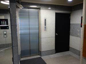先春園ビルエレベーター
