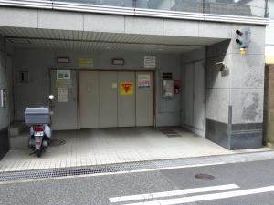 江坂タガミビル立体駐車場