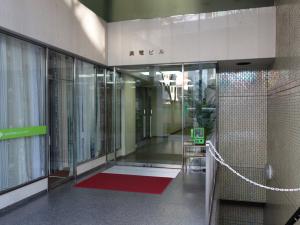 満電ビルエントランス