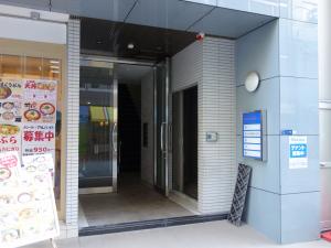 太陽マークビルエントランス