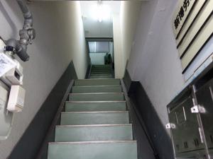 新博労ビル階段