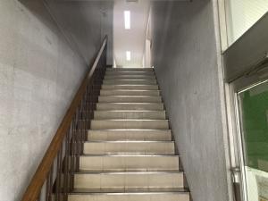 企業サービスビル別館　入口階段