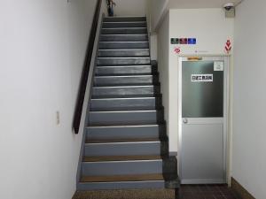 三福（ミフク）ビル階段