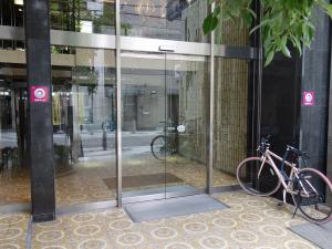 白水社ビルエントランス