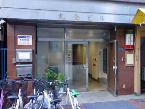 丸全ビルエントランス