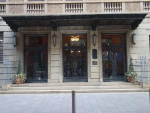 綿業会館本館ビルエントランス
