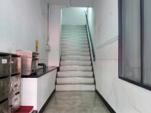 第一丸米ビル階段
