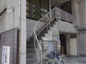富士工業西本町ビル階段