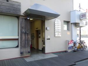 川西湊町ビルエントランス