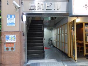 島町ビルエントランス