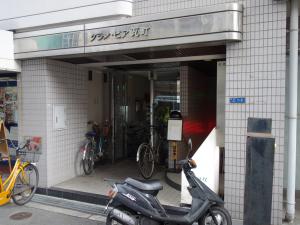 グランピア瓦町ビルエントランス