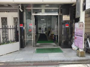 辻本ビルエントランス