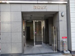 真鍋ビルエントランス