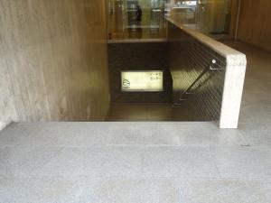 紀陽ビル地下階段