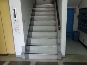寛永ビル階段
