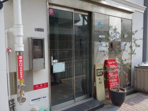 センターコート前ビルエントランス